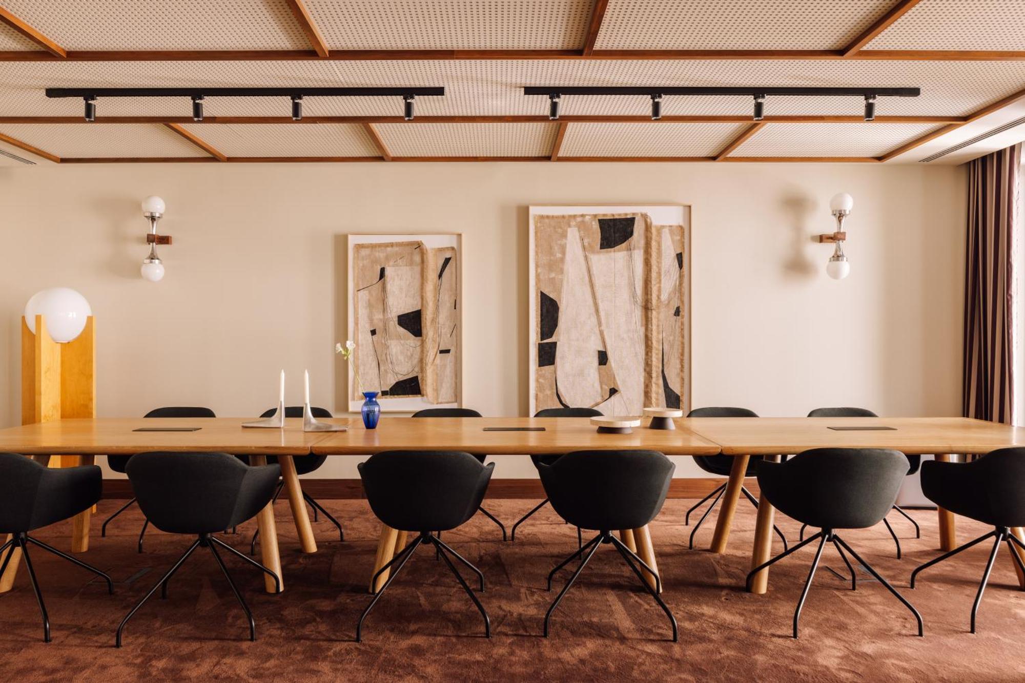 The Rebello Hotel & Spa - Small Luxury Hotels Of The World 빌라노바데가이아 외부 사진 The boardroom at the new headquarters