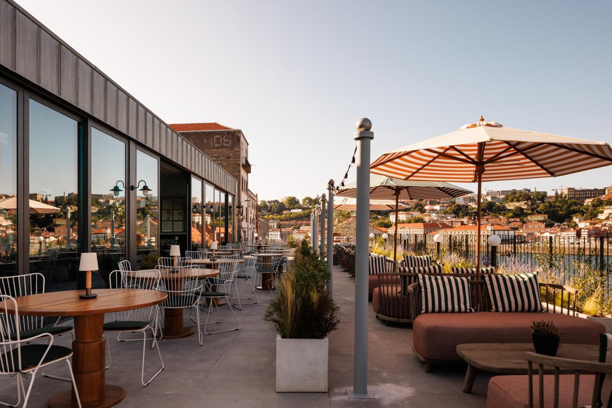The Rebello Hotel & Spa - Small Luxury Hotels Of The World 빌라노바데가이아 외부 사진 The rooftop bar at the Hotel