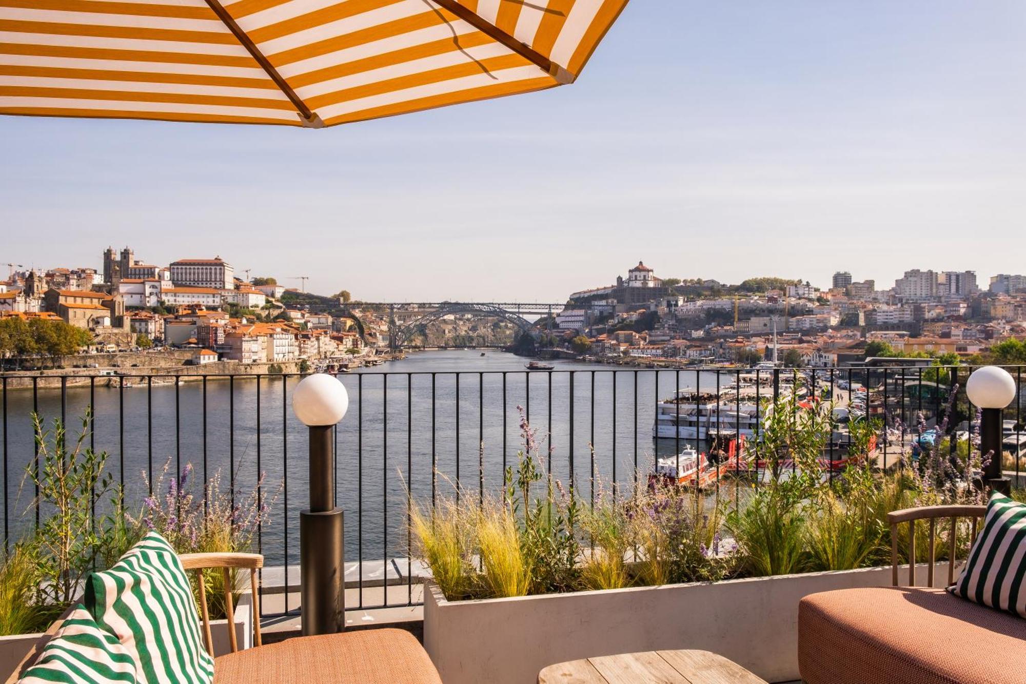 The Rebello Hotel & Spa - Small Luxury Hotels Of The World 빌라노바데가이아 외부 사진 The view from the hotel's rooftop terrace