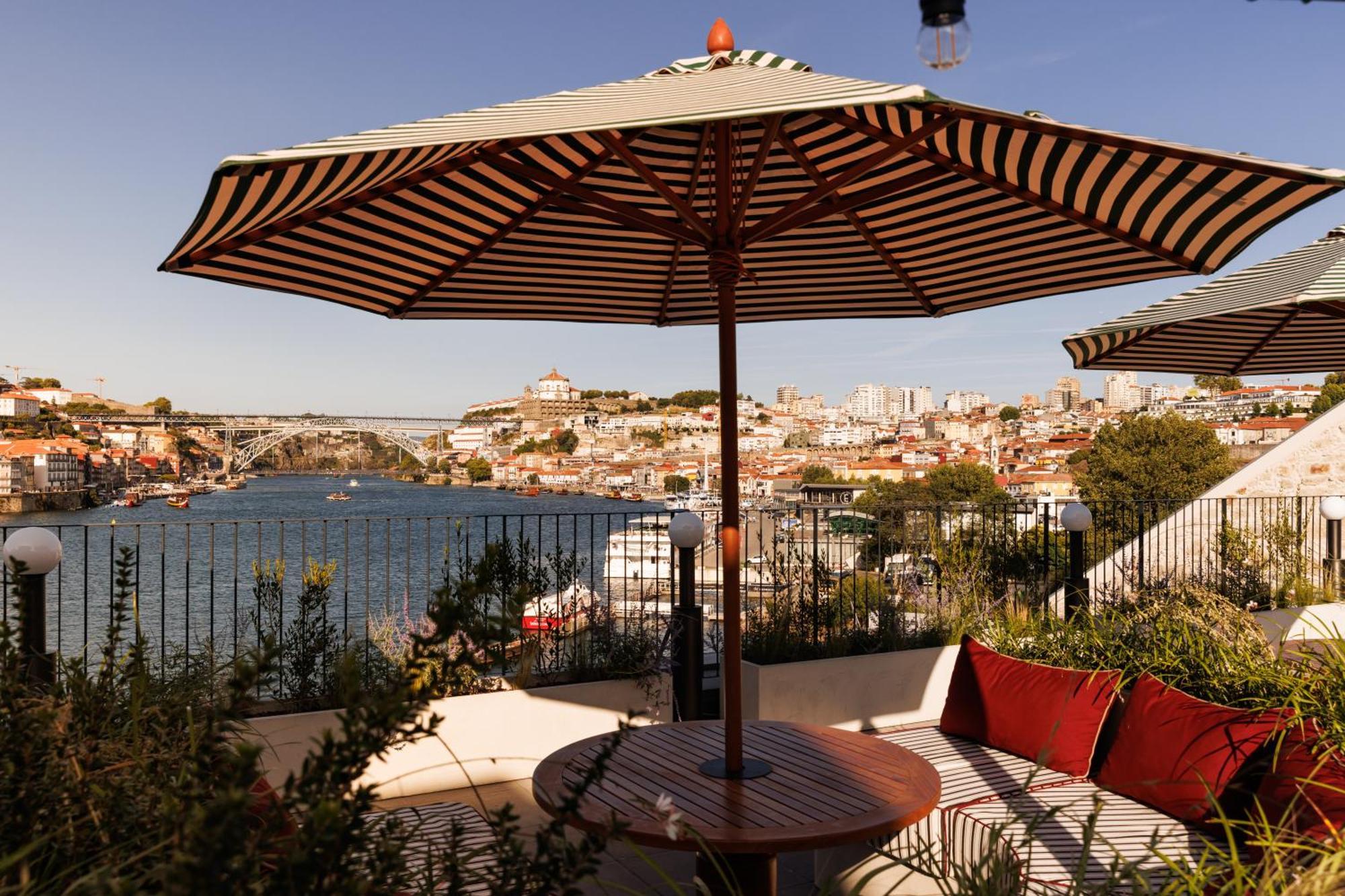 The Rebello Hotel & Spa - Small Luxury Hotels Of The World 빌라노바데가이아 외부 사진 View of the Acropolis from the hotel