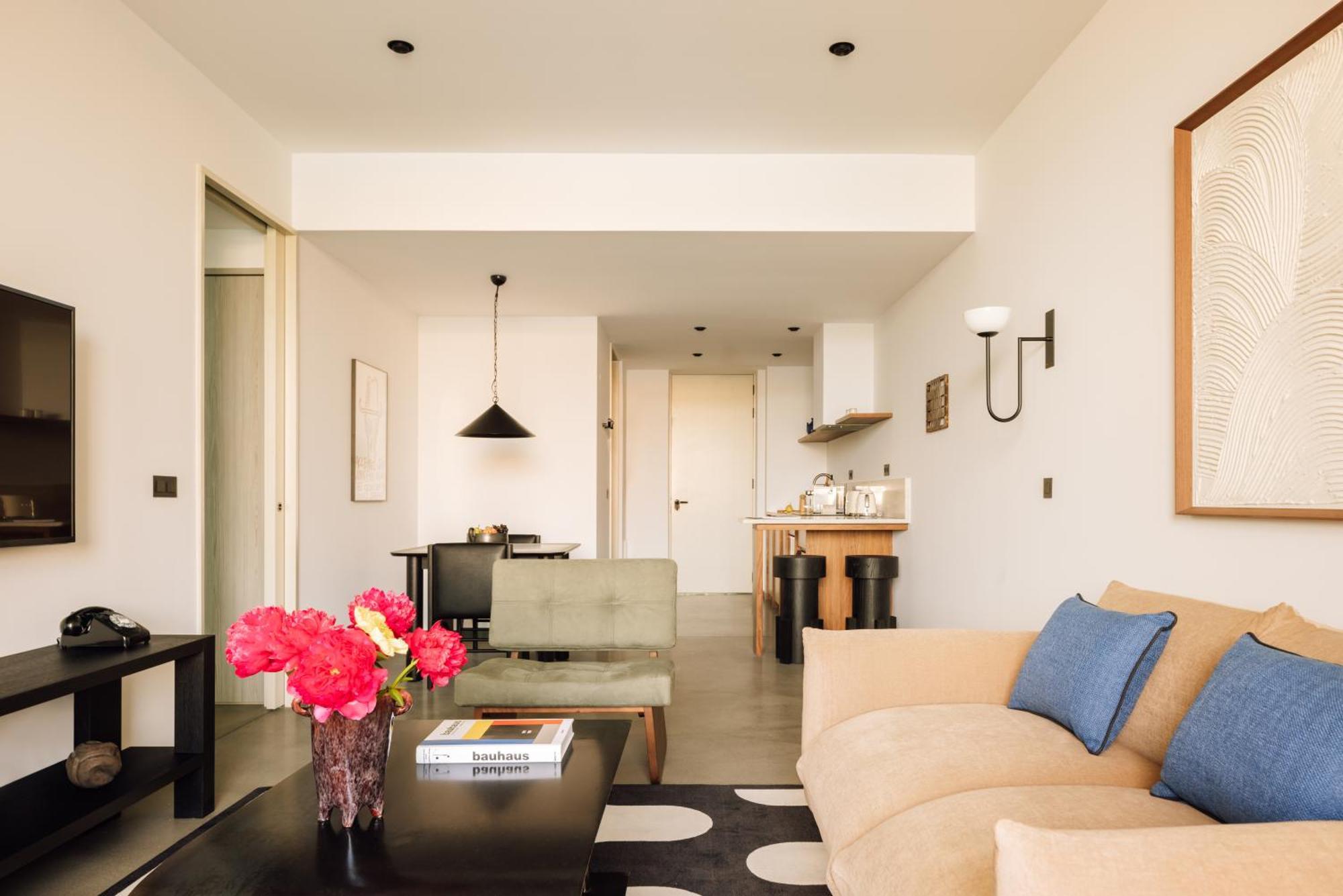 The Rebello Hotel & Spa - Small Luxury Hotels Of The World 빌라노바데가이아 외부 사진 A living room at the Standard East Village