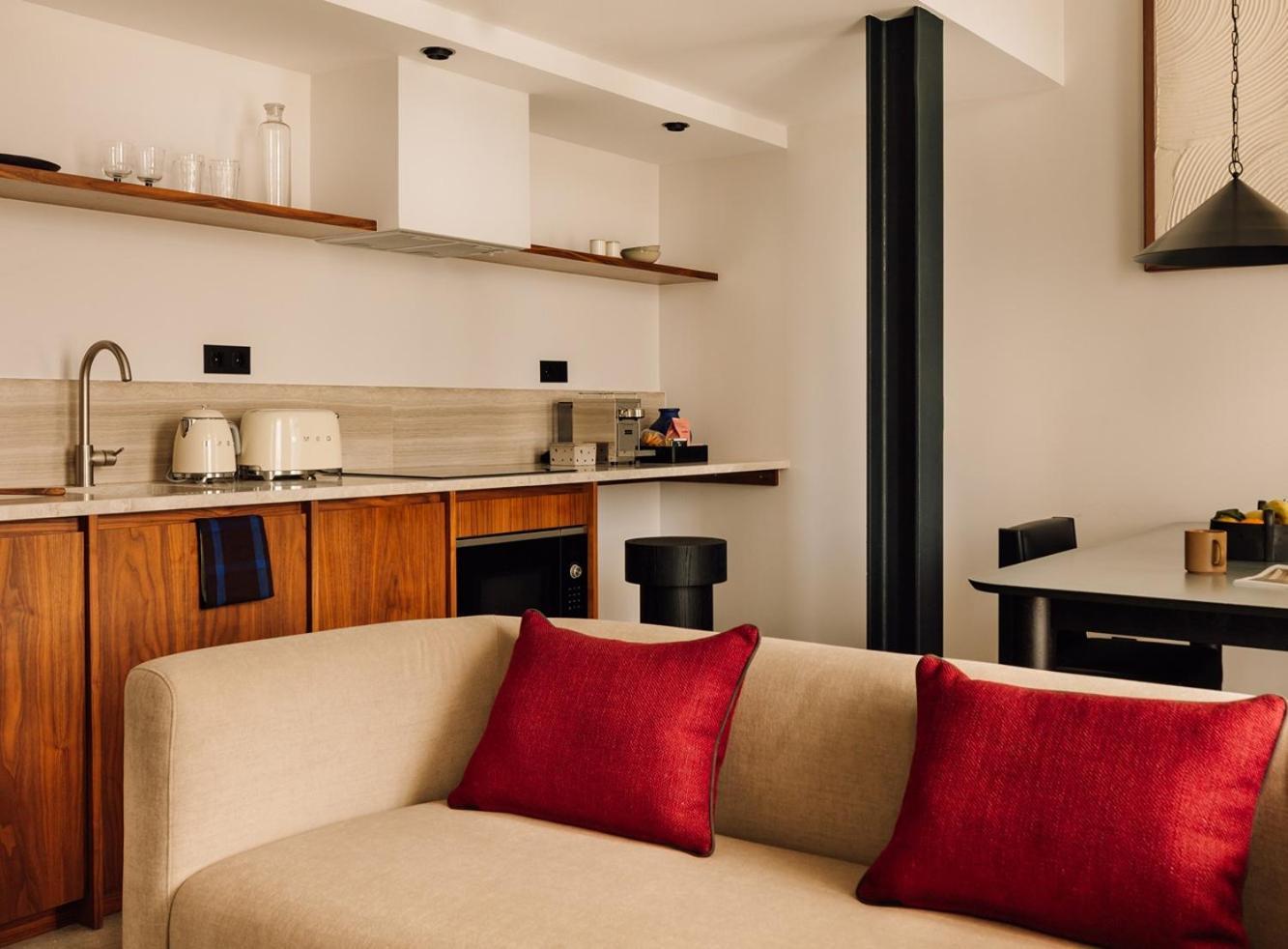 The Rebello Hotel & Spa - Small Luxury Hotels Of The World 빌라노바데가이아 외부 사진 A kitchen in a suite at the Mandarin Oriental, Munich