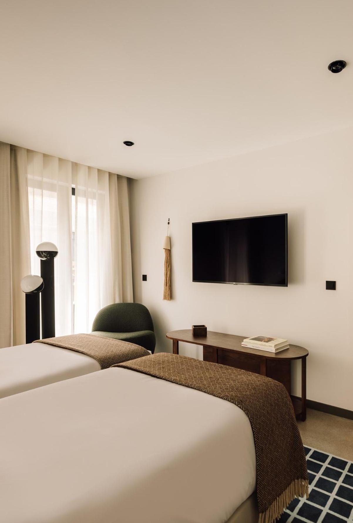The Rebello Hotel & Spa - Small Luxury Hotels Of The World 빌라노바데가이아 외부 사진 A television mounted on a wall