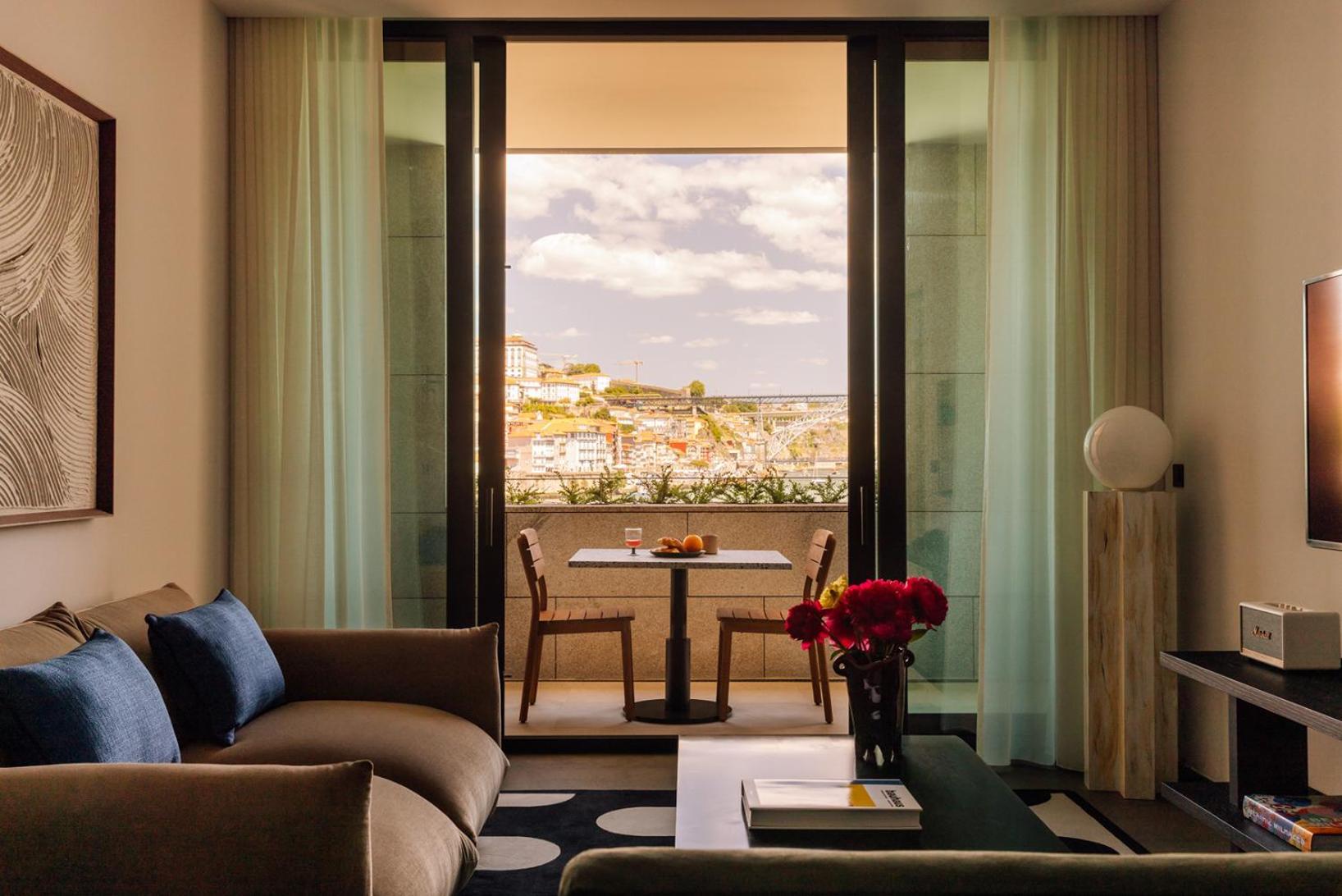 The Rebello Hotel & Spa - Small Luxury Hotels Of The World 빌라노바데가이아 외부 사진 A suite at the Four Seasons Hotel, Athens
